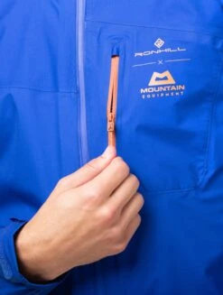 RONHILL Men's Tech GORE-TEX® Mercurial Jacket 33 RONHILL Men's Tech GORE-TEX® Mercurial Jacket -RONHILL Store RH 006479 RH 01047 Front Pocket Detail 2834